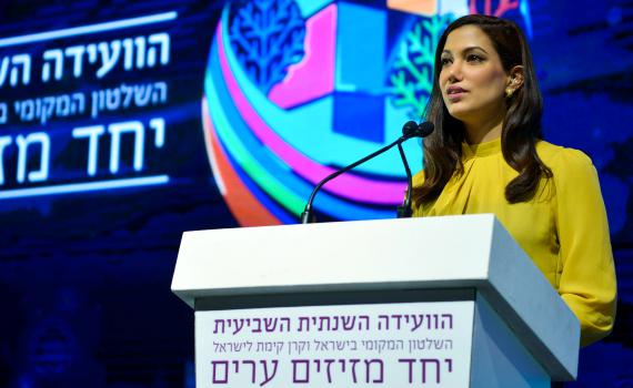 לקראת טקס האמי: המגישה הישראלית עושה זאת שוב