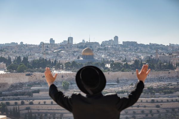 להורדה: דעת הרב אליהו בנושא עלייה להר הבית