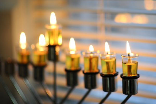 אנטישמיות בבלגיה: חנוכייה שהוצבה על רכב הושחתה