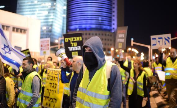 "האפודים הצהובים" נגד קוקה קולה