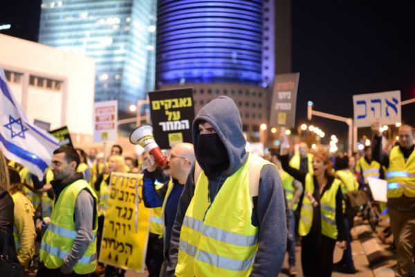 "האפודים הצהובים" נגד קוקה קולה