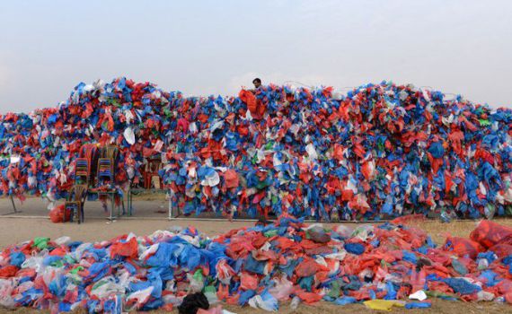 שיא עולם בנפאל: ים המלח ממאה אלף שקיות ניילון