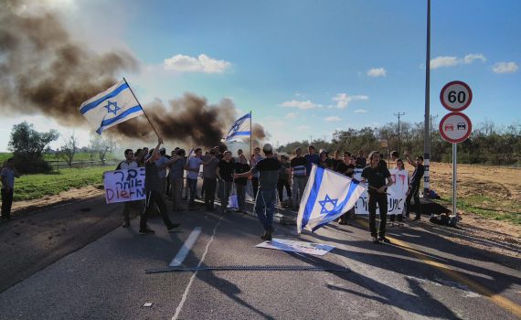 צפו: תלמידי הישיבה חוסמים את מעבר כרם שלום