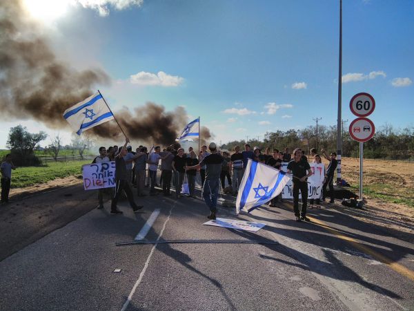 צפו: תלמידי הישיבה חוסמים את מעבר כרם שלום