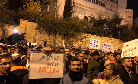 הסבא מול בית רה"מ: "הנכד שלנו רק סטטיסטיקה??"