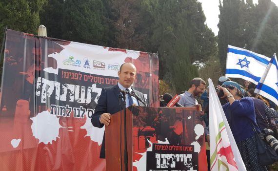 לפיד: "השרים מפגינים נגד עצמם, בדיחה עצובה"