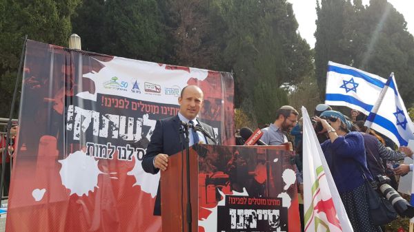 לפיד: "השרים מפגינים נגד עצמם, בדיחה עצובה"