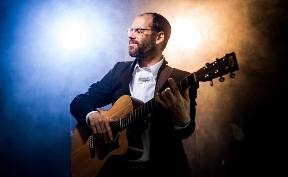 רווקים שימו לב: אהרן רזאל משיק בלדה על שידוכים