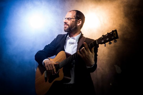 רווקים שימו לב: אהרן רזאל משיק בלדה על שידוכים