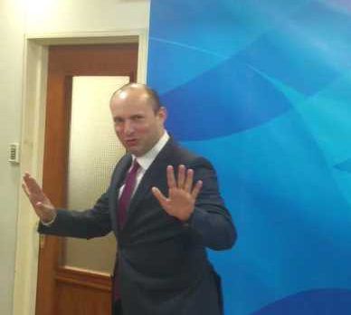 התגובה המוזרה של בנט להמלצות השוחד נגד נתניהו