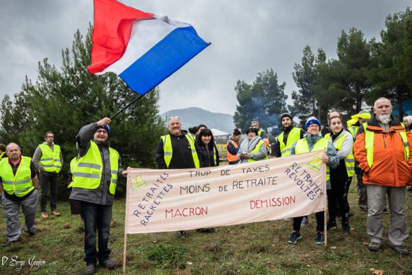 צרפת בוערת: הממשלה תכריז על מצב חירום