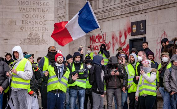 למרות כניעת מקרון: צרפת נערכת להפגנות נוספות
