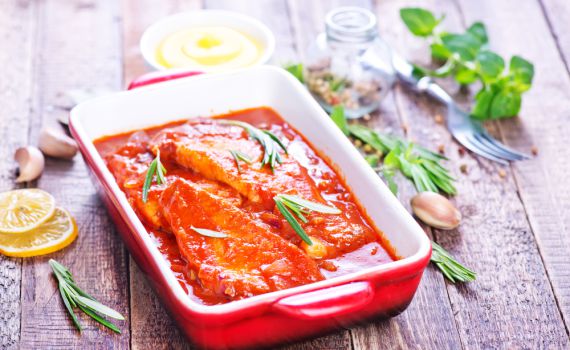 סורגים שבת: מתכון לדג ברוטב עגבניות עשיר