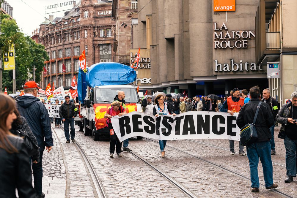 בעקבות המחאות: צרפת מקפיאה את העלאת המיסים