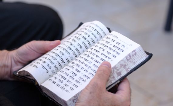 ארה"ב: שוטר תועד משחית סידורים- והושעה מתפקידו