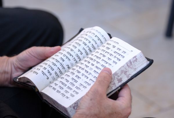 ארה"ב: שוטר תועד משחית סידורים- והושעה מתפקידו