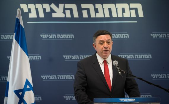 הפגנת כוח של גבאי: דורש 3 שריונים לאישור 'העבודה'