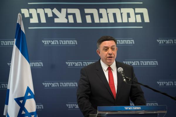 הפגנת כוח של גבאי: דורש 3 שריונים לאישור 'העבודה'