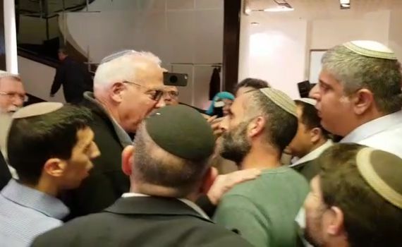 צפו: חברי האיחוד הלאומי נפרדים מאורי אריאל בשירה