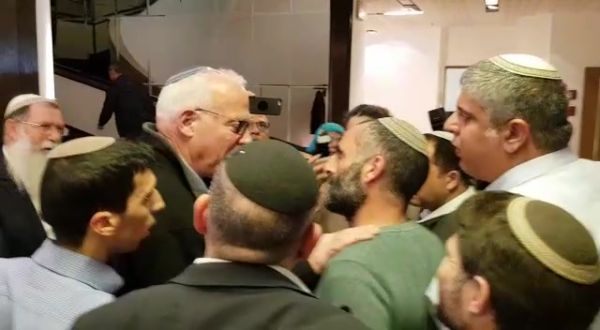 צפו: חברי האיחוד הלאומי נפרדים מאורי אריאל בשירה