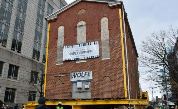 צפו: בית הכנסת מתגלגל ברחובות העיר