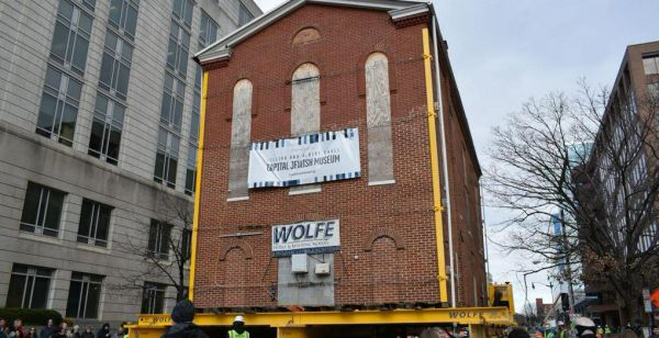 צפו: בית הכנסת מתגלגל ברחובות העיר