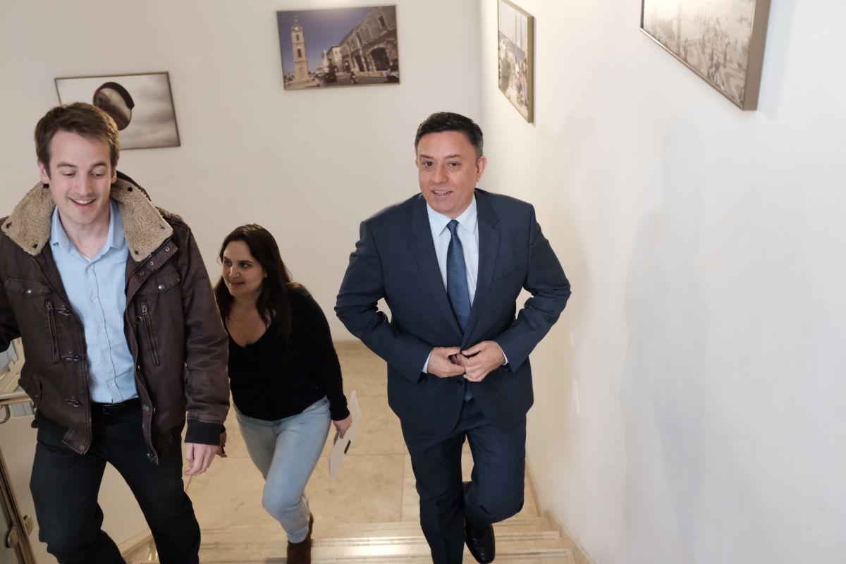 היועץ הפוליטי של אבי גבאי יצא לחל"ת וירוץ בעבודה