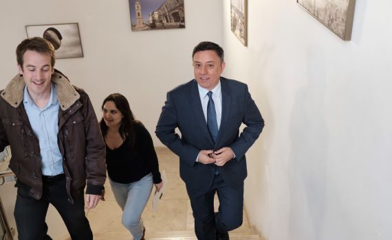 השמאל נגד גנץ: "מתכוון לשבת בממשלה של נתניהו"