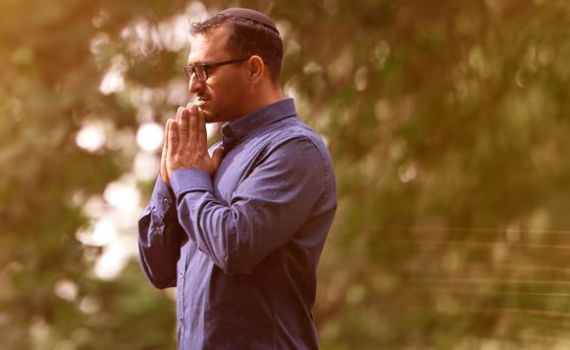 צפו: המוזיקאי הסרוג חוזר לתקופת הצבא