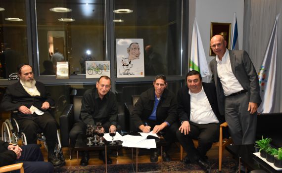 הסכם הבית היהודי בת"א: חצי סגן בשכר ובלי תחב"צ בשבת