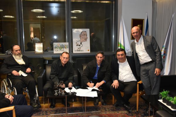 הסכם הבית היהודי בת"א: חצי סגן בשכר ובלי תחב"צ בשבת