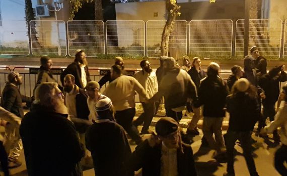 צפו: מלווה מלכה מול מתקן השב"כ בו מוחזק הנער