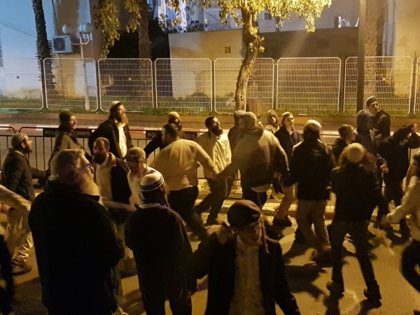 צפו: מלווה מלכה מול מתקן השב"כ בו מוחזק הנער