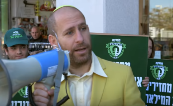 בזכות הבחירות: חנוך דאום חוזר למסך