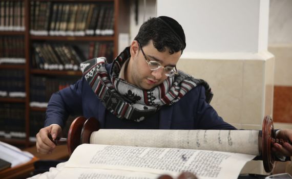 המומים וכואבים: תיעוד חילול בית הכנסת בירושלים