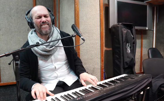 צפו: יונתן רזאל חוזר לשתף פעולה עם אמן מפתיע