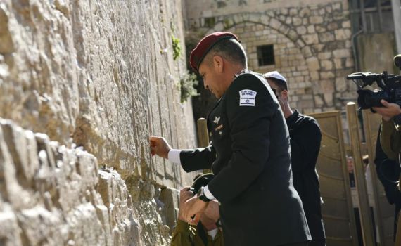 היום הראשון של הרמטכ"ל כוכבי: תפילה בכותל המערבי