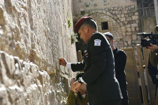 היום הראשון של הרמטכ"ל כוכבי: תפילה בכותל המערבי