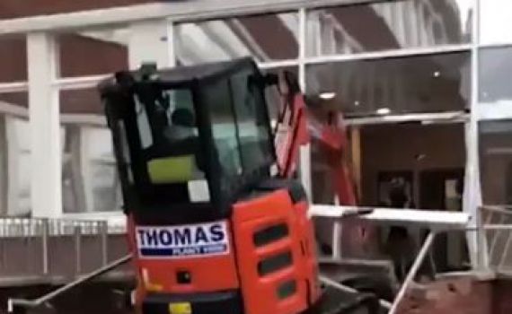 צפו: הנקמה האכזרית של פועל שלא קיבל משכורת