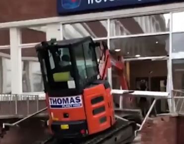 צפו: הנקמה האכזרית של פועל שלא קיבל משכורת