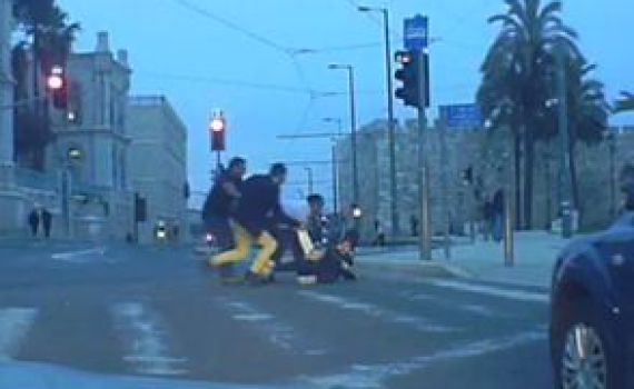 צפו: ניר ברקת מתנפל על מחבל ומנטרל אותו