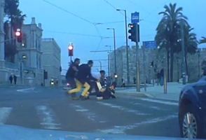 צפו: ניר ברקת מתנפל על מחבל ומנטרל אותו