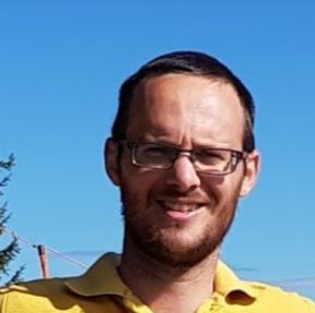 מכנסיים לנשים? לא צריך "להציל את ההלכה"/ תגובה