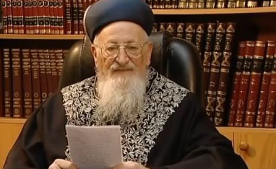 תיעוד מיוחד: הרב מרדכי אליהו סופד לבבא סאלי. צפו