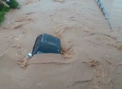 תיעוד: חילוץ הנוסעים שנלכדו בג'יפ בנחל חילזון