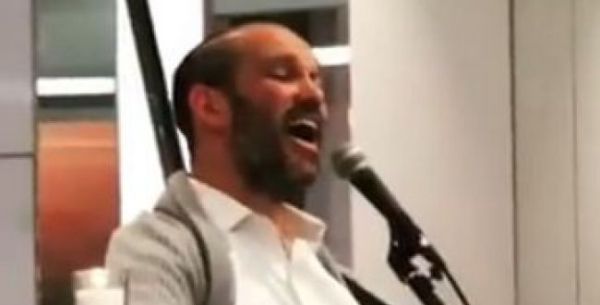 לאחר לידת בנו: יונתן רזאל הכין הפתעה למיילדות •צפו