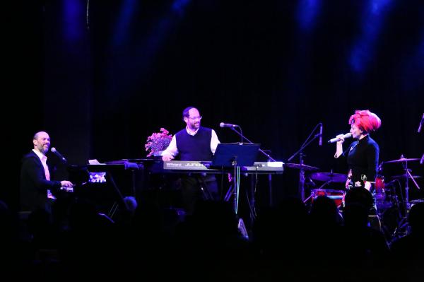 כמו אז: ריקה, אהרן ויונתן רזאל בביצוע חד פעמי