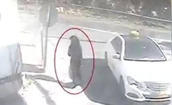 שולפת סכין ומנסה לדקור לוחם: תיעוד מפיגוע הדקירה