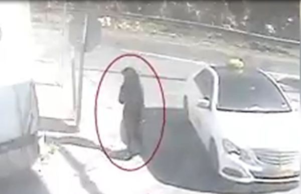 שולפת סכין ומנסה לדקור לוחם: תיעוד מפיגוע הדקירה