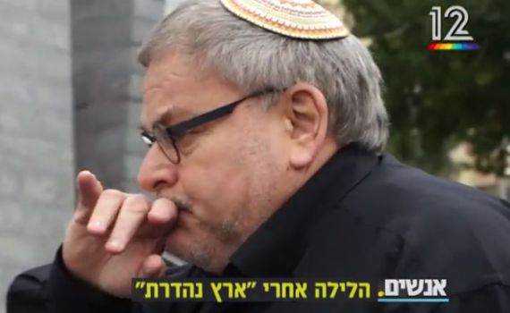 צפו: העיתונאי הסרוג הוותיק נשבר מול המצלמות